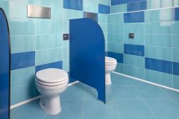 Alla materna i bimbi fanno la fila per il bagno 