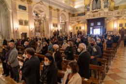 Una chiesa gremita per l'ultimo saluto all'ex sindaco 