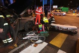 Inferno in rotatoria, ciclista falciata, coinvolte varie auto