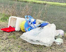 Rifiuti abbandonati, un video immortala il colpevole