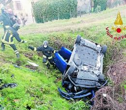 Auto capovolta nel fossato, due anziani feriti gravemente