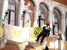 Spettacolo sotto la pioggia, grazie ai pompieri!