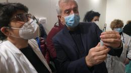La siringa senz'ago, negli hub vaccinali