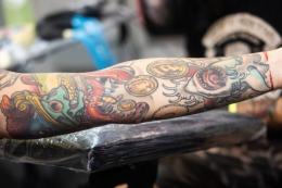 Stop ai colori nei tattoo: lo vieta l'Ue      