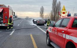 Brutto scontro tra auto, a fuoco la vettura, grave un conducente