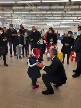"Non ho sentito nulla". Zaia si fa una puntura e convince un bambino a vaccinarsi.