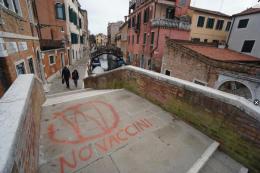 Scritte no vax sui ponti e sui muri della città