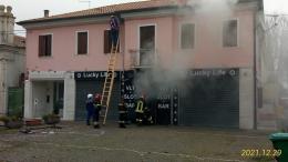 Fiamme e fumo nella ex sala slot