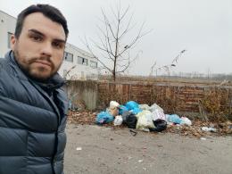 "Ponte chiuso e invaso da rifiuti"