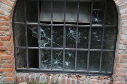 Il simbolo della città abbandonato e vandalizzato