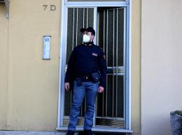Omicidio suicidio in casa: soffoca la moglie e si uccide