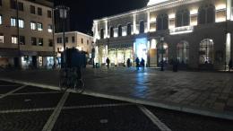 La piazza e le strade del centro lasciate al buio