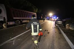 Schianto, 39enne gravissimo, tutto bloccato per ore