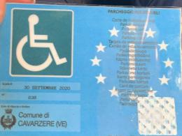 Furbetta del parcheggio, beccata col permesso falso