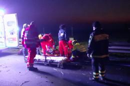 Incredibile incidente: finisce sotto l'auto dopo essere stato sbalzato fuori