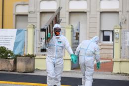 Cerca di fuggire dalla casa di riposo e muore
