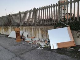 Rifiuti abbandonati dietro la ferrovia