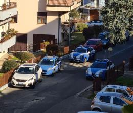 Beccato dalla polizia, fugge tra i balconi e precipita