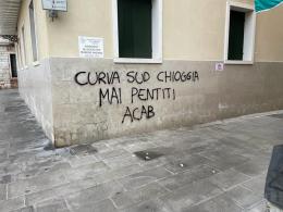 Vandali imbrattano muri e monumenti