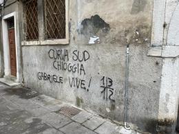 Muri imbrattati, indagini in corso