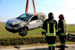 Auto vola in canale: si salva il conducente
