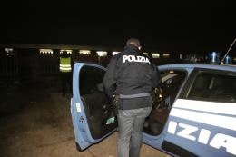 Accoltellato al bar, l'aggressore in fuga