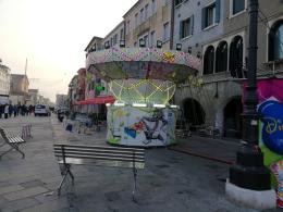 Bimbi in estasi per le giostrine