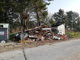 Una catasta di rifiuti nell'area ecologica