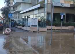 Rotta la conduttura dell'acqua, allagamento in viale Po