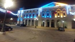 Il municipio illuminato con i colori dell'Ucraina