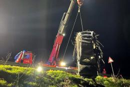 Distrugge il guard rail e vola nell'Adige, muore a 45 anni