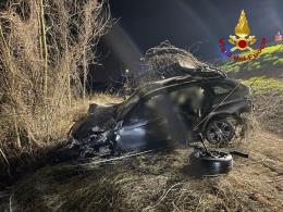 Tragedia sull'argine, finisce con l'auto nel fiume e muore