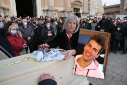 Centinaia per l'addio a Gabriele. "Sei stato un dono"