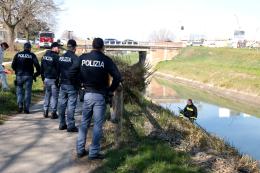 Involto sospetto in acqua: scatta la mobilitazione, è una trapunta
