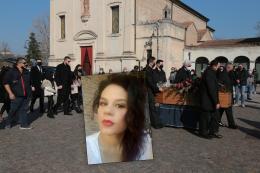 Tre paesi danno l'addio a una giovane mamma 