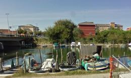 Gli rubano il pontile della barca