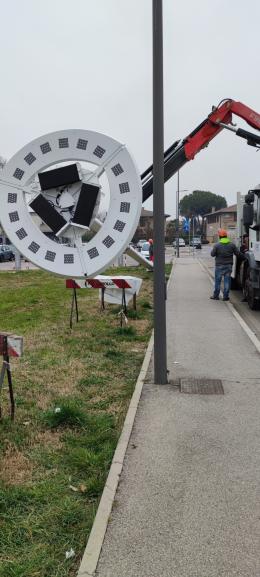 Il piazzale della Questura illuminato da questa sera