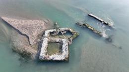 Dal letto dell'Adige in secca spuntano i resti della Rocca di Borgoforte 