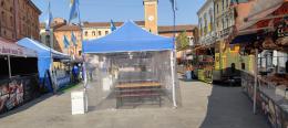 Lo Street food circonda la statua del Re 