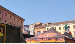 Il re in mezzo ai Burger, e qualcuno storce il naso