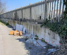 I rifiuti dietro la ferrovia sono ancora lì