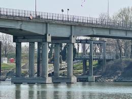 Il Ponte sul Po in secca: compare il basamento