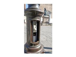 Rubano il coperchio dal palo della luce