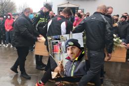 Le lacrime e l'affetto degli amici, per Patrick