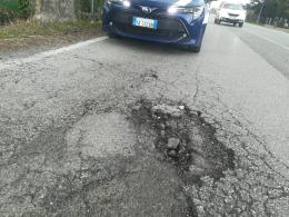 Allarme e intervento per una voragine sull'asfalto 