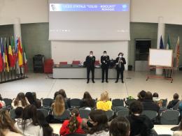 L'Arma sale in cattedra e insegna la legalità