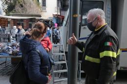 Bimbo si chiude nel camion: ci pensano loro!