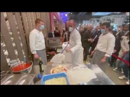 Pomodoro, mozzarella... e Zaia diventa pizzaiolo