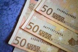 Trova uno zaino pieno di soldi e lo restituisce, Zaia lo ringrazia