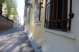 I ladri si portano via le grondaie del centro